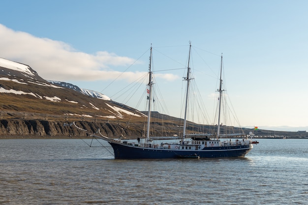 Paisagem do Ártico em Svalbard com três mastros veleiro