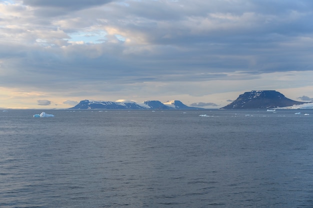 Paisagem do Ártico no verão. Arquipélago de Franz Jozef Land. Cabo de flora, ilha de Gukera. Rubini Rock.