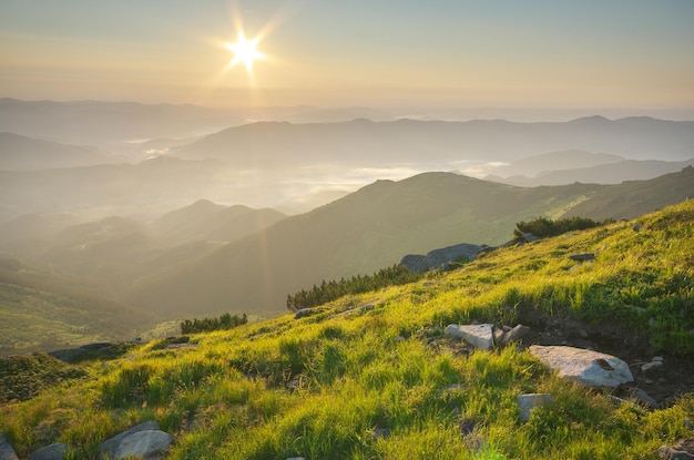 Paisagem do sol de montanha