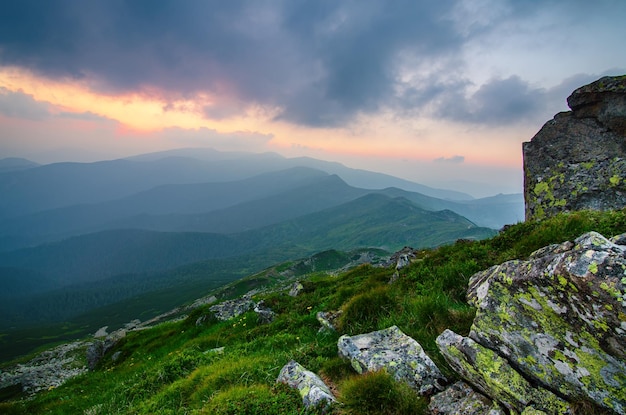 Paisagem do sol de montanha