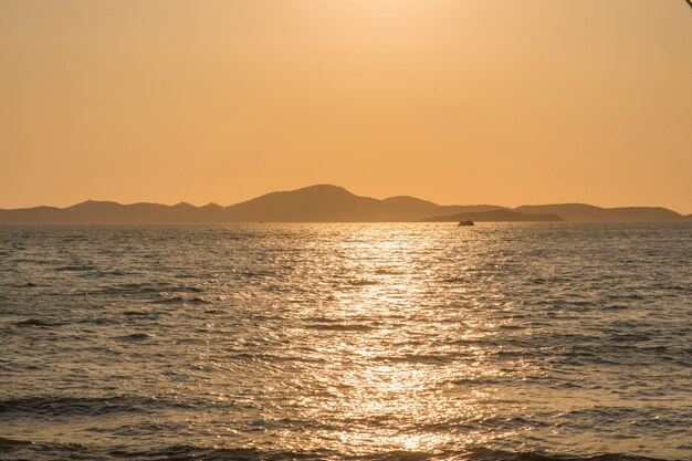 Paisagem do sol de vista para o mar