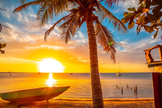 Foto paisagem do sol de west end beach, roatan island. honduras