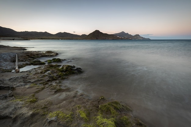 Paisagem do sol na praia de Los Genoveses. São José. Parque Natural de Cabo de Gata. Espanha.