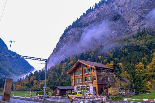 Foto paisagem do vale de lauterbrunnen com o trem suíço suíça