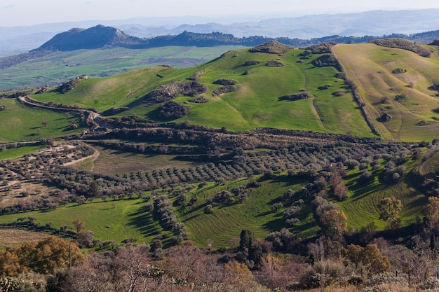 Paisagem do vale e campos em Morgantina