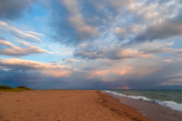 Paisagem do verão, nuvens e água