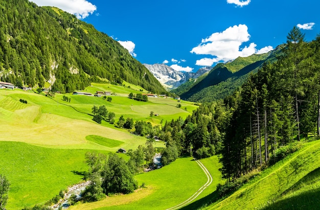 Paisagem dos alpes austríacos no tirol em st. jodok am brenner