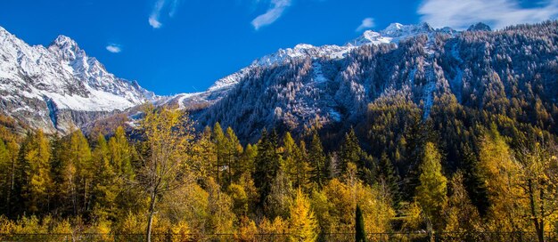 Paisagem dos alpes franceses no outono