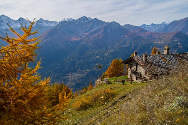 Paisagem dos Alpes italianos no outono