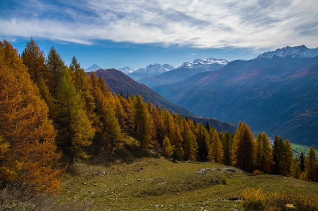 Paisagem dos Alpes italianos no outono