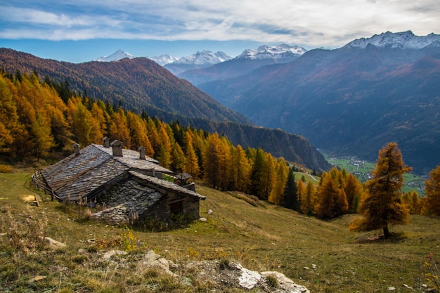 Paisagem dos Alpes italianos no outono