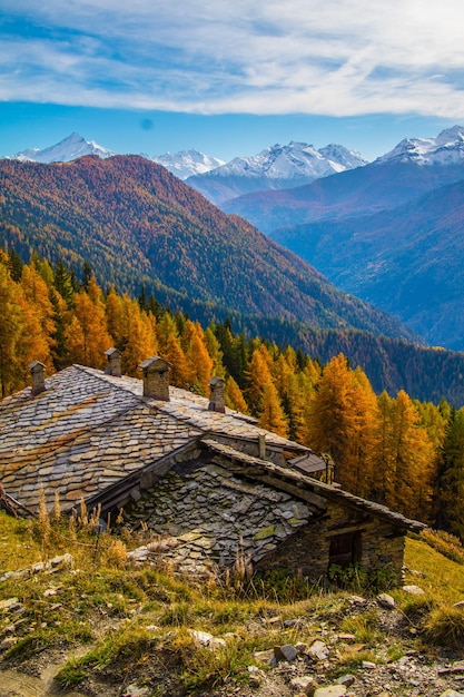 Paisagem dos Alpes italianos no outono