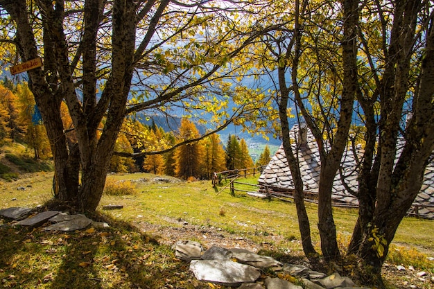 Paisagem dos Alpes italianos no outono