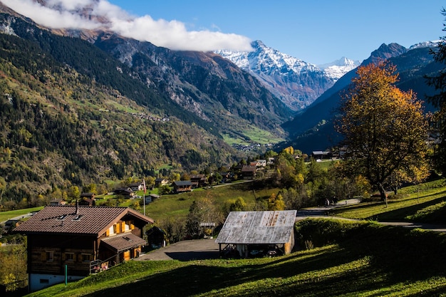 Paisagem dos Alpes suíços no outono