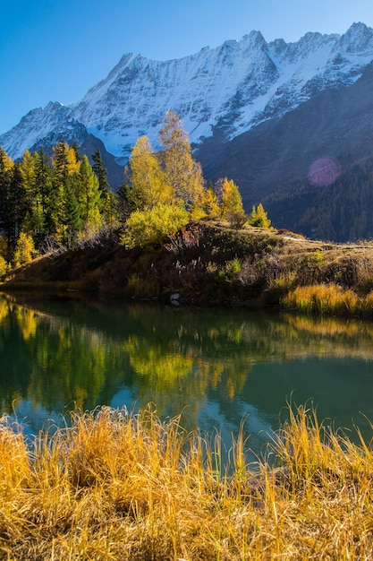 Paisagem dos Alpes suíços no outono