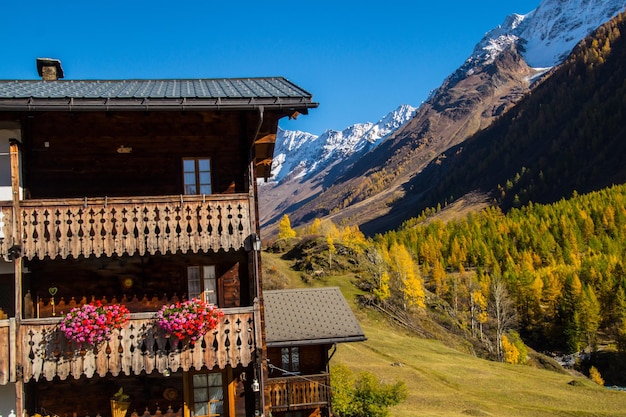 Paisagem dos Alpes suíços no outono