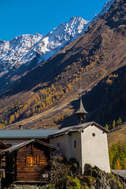 Paisagem dos Alpes suíços no outono