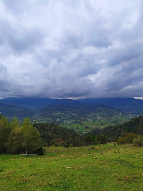 Paisagem dos cárpatos com céu nublado