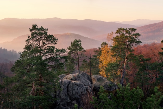 Paisagem dos cárpatos em um dia nublado de outono