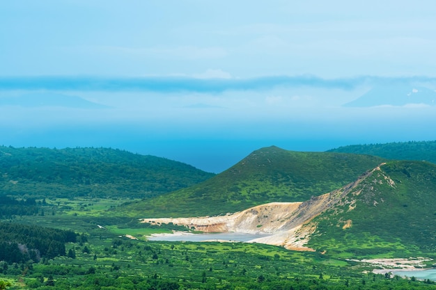 Paisagem dos lagos geotérmicos da ilha de Kunashir entre cúpulas de lava no centro da caldeira do vulcão Golovnin