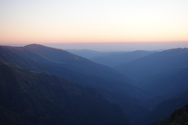 Paisagem dos picos das montanhas de Fagaras na hora do sol, Romênia.