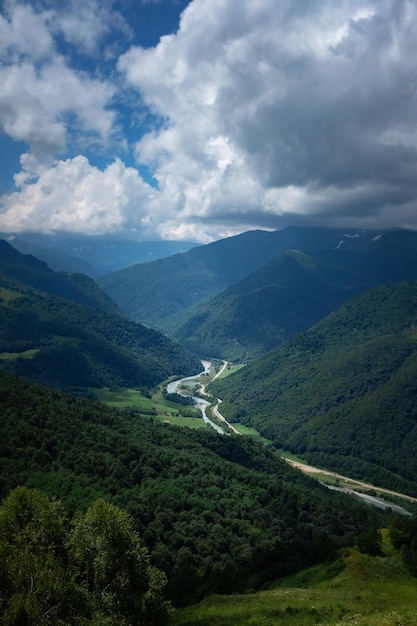 Paisagem dramática da montanha o verão do Cáucaso nas montanhas