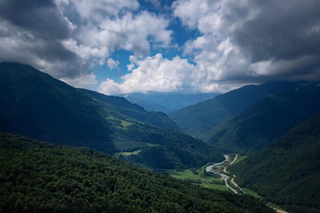 Paisagem dramática da montanha o verão do Cáucaso nas montanhas