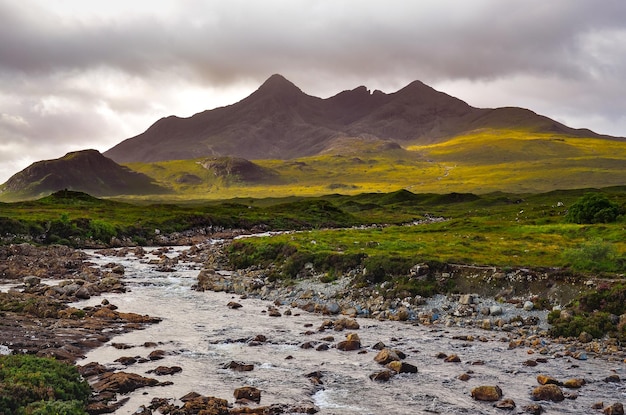 Paisagem dramática das colinas de Cuillin e terras altas escocesas do rio