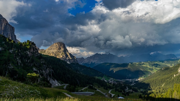 Paisagem dramática das montanhas Dolomitas, Itália