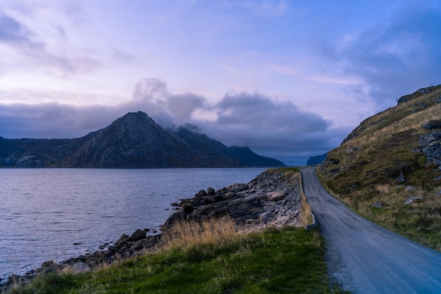 Paisagem dramática do pôr do sol com mar e montanhas em lofoten, noruega