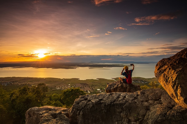 Foto paisagem durante o pôr do sol