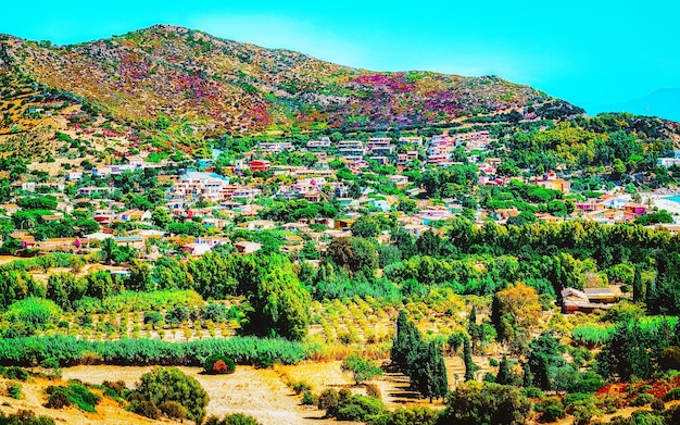 Paisagem e belas paisagens com montanhas na cidade de Villasimius. Panorama na ilha da Sardenha do Sul da Itália. Sardenha no verão. província de Cagliari. Mídia mista.