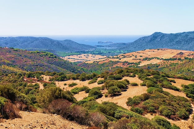 Paisagem e o mar Mediterrâneo em Teulada, província de Cagliari, na ilha da Sardenha, Itália