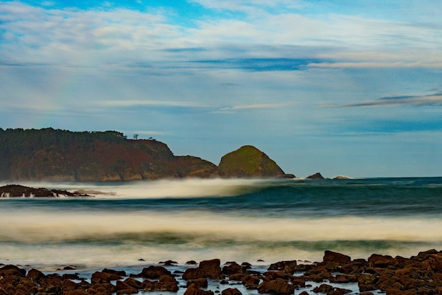 Paisagem e penhascos acidentados da costa asturiana