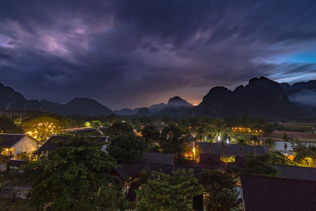 Paisagem e ponto de vista na cena noturna em Vang vieng, Laos.