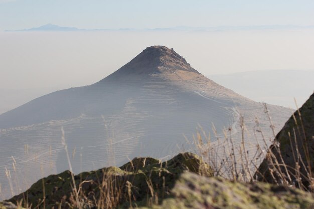 Paisagem e rocha da montanha da silhueta