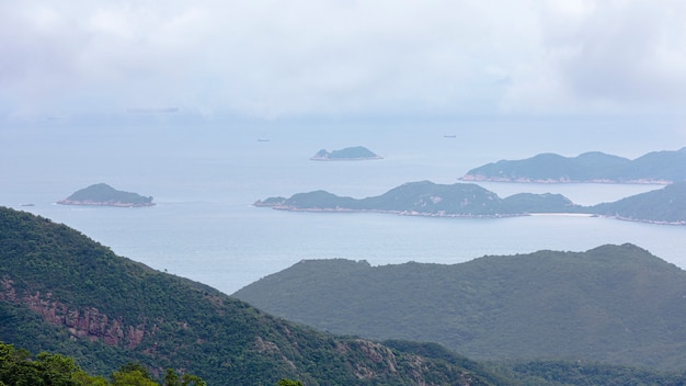 Paisagem e seascape montanha e o mar e contêineres de carga