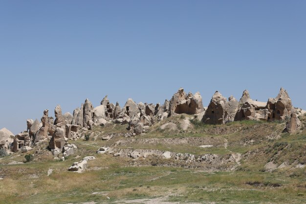 Paisagem e vale da Capadócia com formação de montanhas rochosas antigas e museu de cavernas e fada