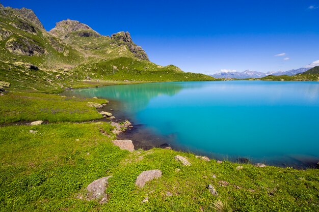 Paisagem e vista do lago alpino na montanha, belo e incrível panorama do lago azul