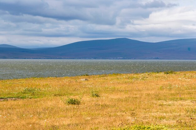 Paisagem e vista do lago paravani na geórgia, horário de verão