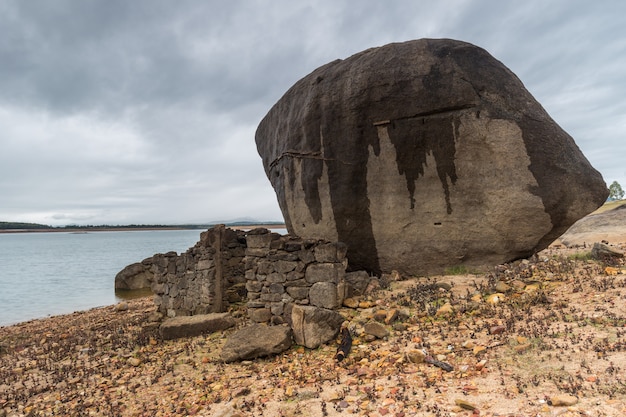 Paisagem em Gabriel y Galan, com ruínas antigas de uma casa. Estremadura. Espanha.