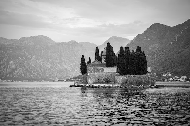 Paisagem em preto e branco com a ilha de são jorge na baía de kotor, perto da cidade de perast, em montenegro