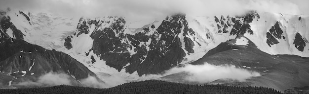 Paisagem em preto e branco. Picos de montanhas cobertas de neve. Viajar nas montanhas, escalar.