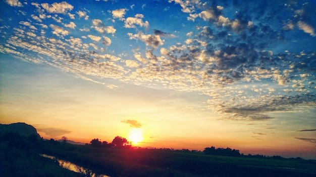 Foto paisagem em silhueta ao pôr-do-sol