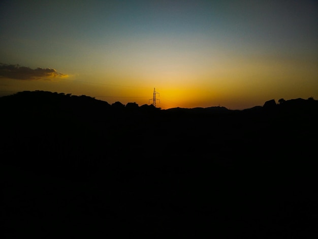 Foto paisagem em silhueta contra o céu durante o pôr do sol