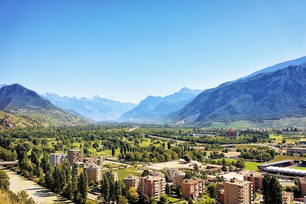 Paisagem em Sion com o Rio Ródano, Cantão Valais, Suíça. Montanhas dos Alpes Berneses ao fundo