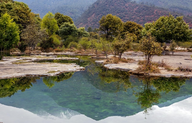 Paisagem em terraços minerais Baishuitai na província de Yunnan, China