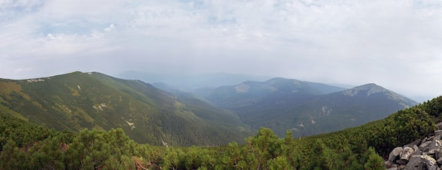 Paisagem enevoada das montanhas dos Cárpatos