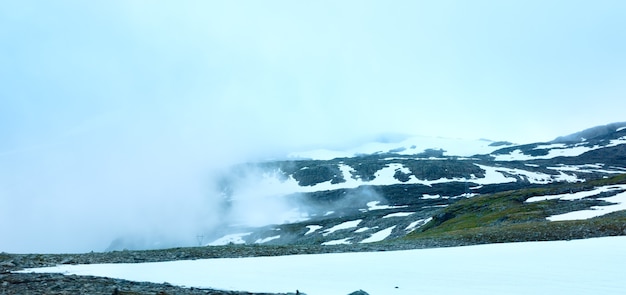 Foto paisagem enevoada de montanha de verão com neve (noruega, aurlandsfjellet).