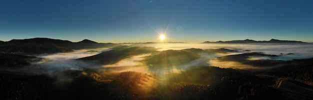 Paisagem ensolarada da montanha dos Cárpatos